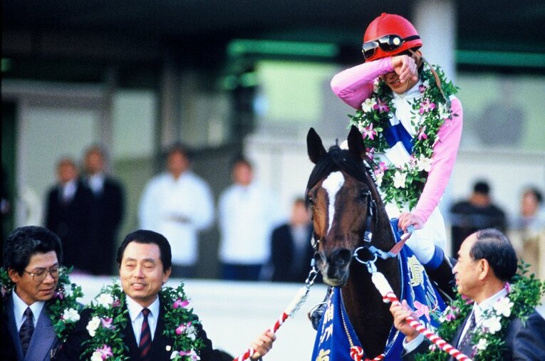 1993年の有馬記念、1年ぶりのレースで奇跡の復活勝利を果たしたトウカイテイオー。鞍上の田原成貴氏も涙を抑えることができなかった　©Tomohiko Hayashi