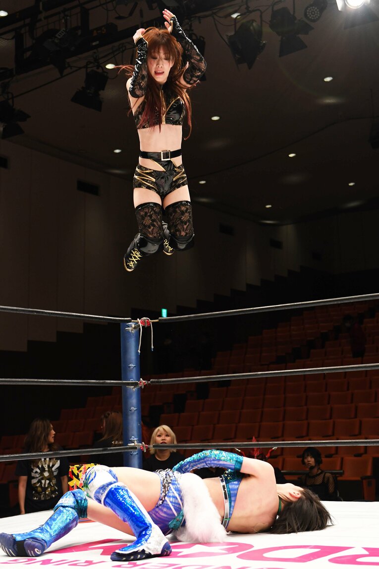 岩谷麻優に飛び掛かる鹿島沙希。2020年3月8日、後楽園ホール　©Essei Hara