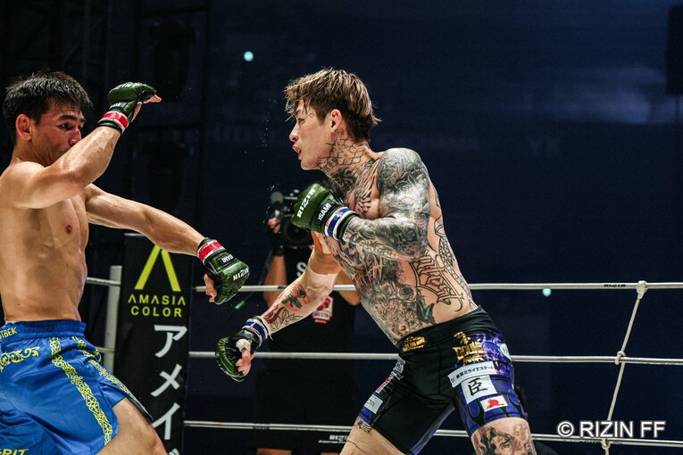 『超RIZIN.5』平本蓮vs.カルシャガ・ダウトベック　©RIZIN FF