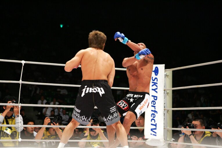 2005年5月の『PRIDE 武士道 -其の七-』、ルイス・アゼレード戦での衝撃的なKOシーン