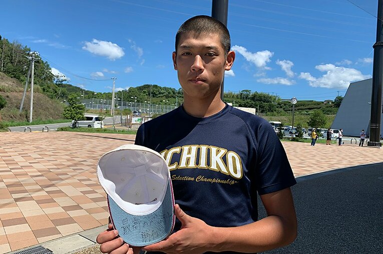 早くもスカウトから注目を集める高校2年生の小園健太。捕手・松川と書き合ったという帽子のメッセージを見せてくれた ／ photograph by Noriko Yonemushi