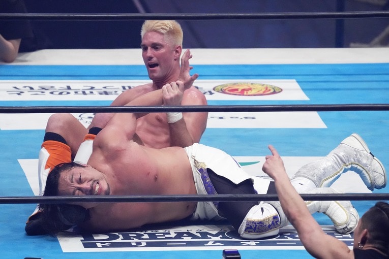 後藤洋央紀を拷問技で攻めるザック・セイバーJr.　©Essei Hara