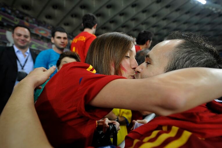 EURO 2012を制し、パートナーのアンナ・オルティスと喜びを分かち合うイニエスタ　©Takuya Sugiyama