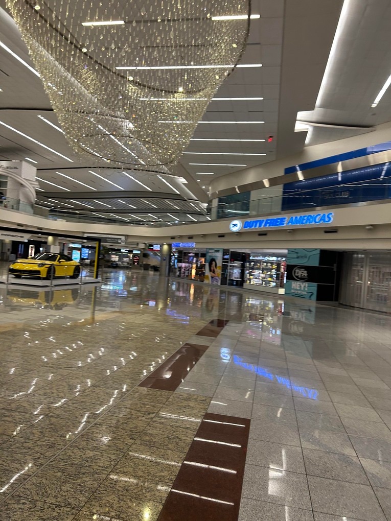 3時間遅延の末に夜中3時に到着したため閑散としたアトランタの空港　©Naoyuki Yanagihara