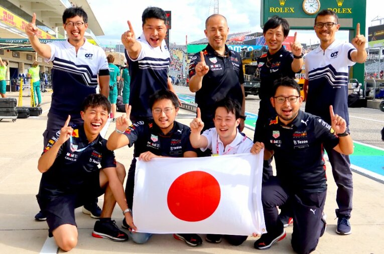 2022年のコンストラクターズタイトルを「レッドブル・レーシング・RBPT」として獲得した、ホンダのエンジニアたち ／ photograph by Masahiro Owari