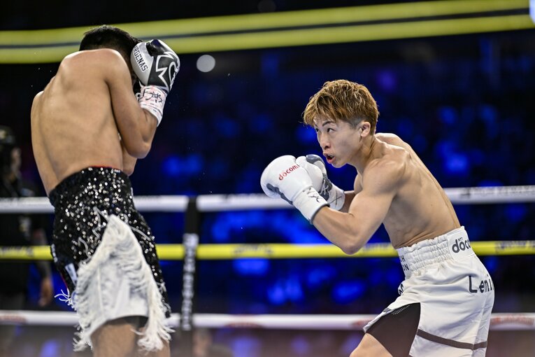 井上の攻撃に対してガードを固めるカルデナス　©︎Hiroaki Finito Ymaguchi