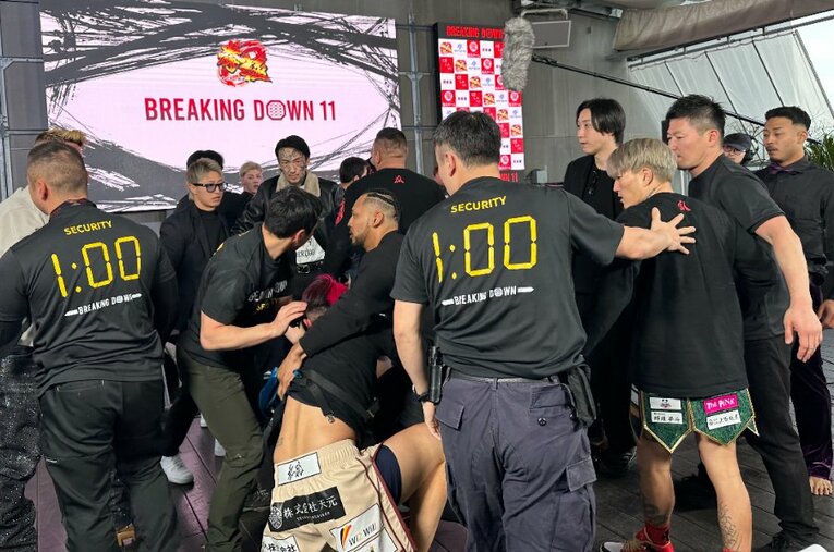 ブレイキングダウン「喧嘩自慢トーナメント」の記者会見で起きた乱闘の様子 ／ photograph by Norihiro Hashimoto