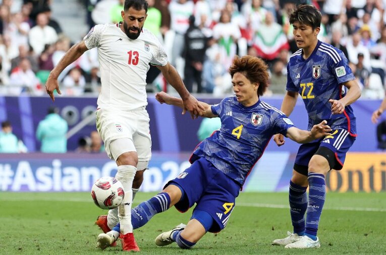 アジアカップイラン戦、痛恨のPK献上となった板倉滉のファウルシーン ／ photograph by Getty Images