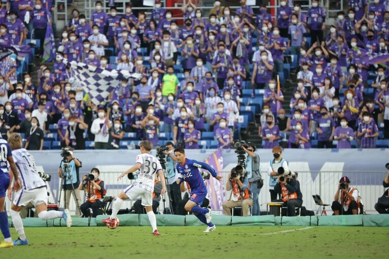 天皇杯決勝でキャプテンマークを巻いてプレーする山本英臣　©2022VFK