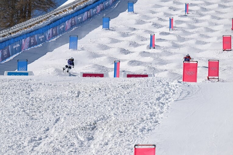 デュアルモーグル決勝の堀島のゴールの瞬間を連続写真で！　©Nanae Suzuki/JMPA