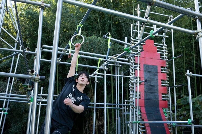 父と2人で山本がゼロから作った「ニンジャの要塞」　©Tadashi Hosoda