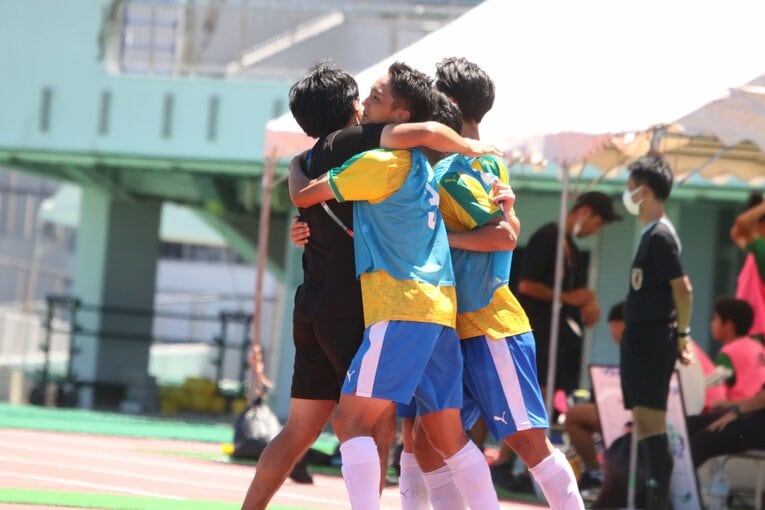 監督と選手の絆を感じさせる歓喜のシーン　©︎Takahito Ando