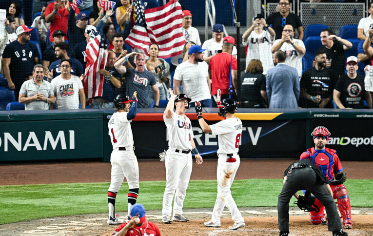 ターナーの本塁打に星条旗が揺れる　©Getty Images