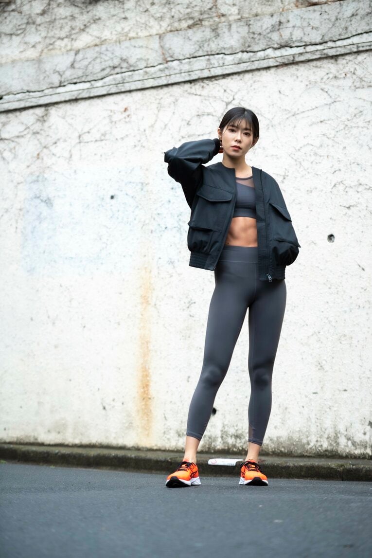 「ジョジョ立ち写真」に19万いいね…とももともも25歳に聞く撮影のウラ側「コスプレにも肉体美が求められている」《特別グラビア》(26)