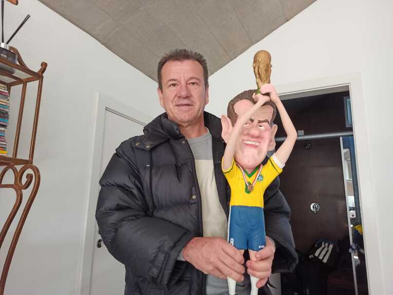 1994年ワールドカップを掲げる自身の人形を手に　©Hiroaki Sawada