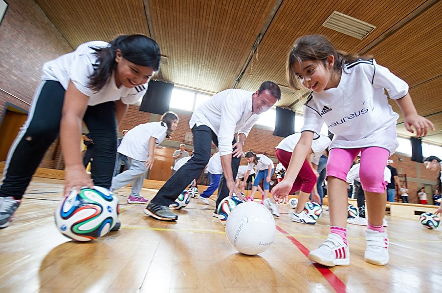 日本の子供サッカーは練習しすぎ 休息と広い世界 ドイツの指導法 ブンデスリーガ Number Web ナンバー