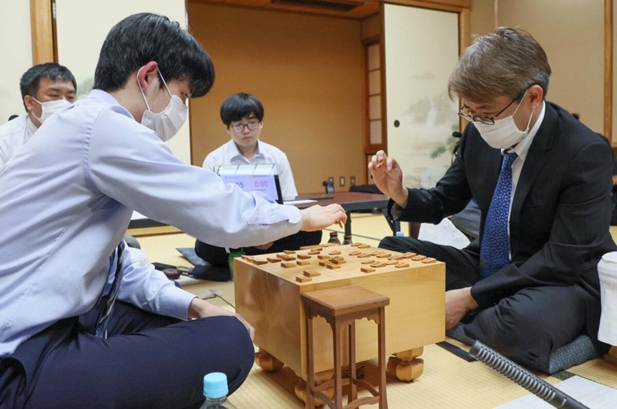 誤算があった」藤井聡太20歳が“王座19期連続獲得”羽生善治52歳を「刀折れ矢尽きる」状態に…大名人・大山康晴のような「受けつぶし」 - 将棋 -  Number Web - ナンバー