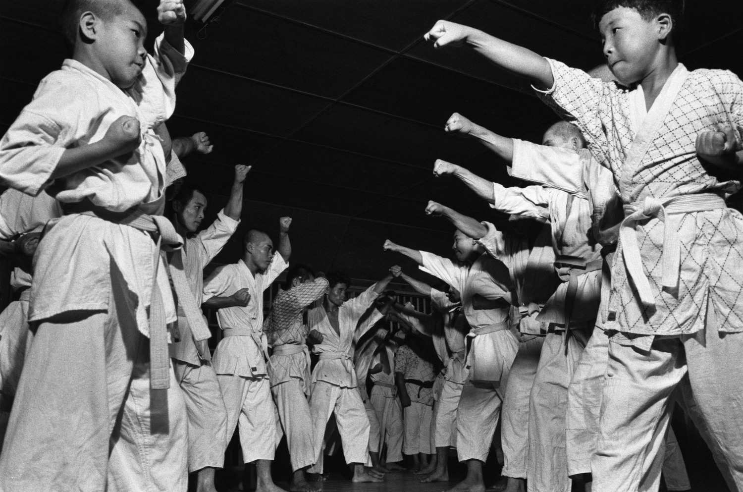 寸止めはやめなさい 顔面打ちアリ 絞め技も 60年前の早すぎた 幻の総合格闘技 日本拳法空手道とは 2 5 空手 Number Web ナンバー