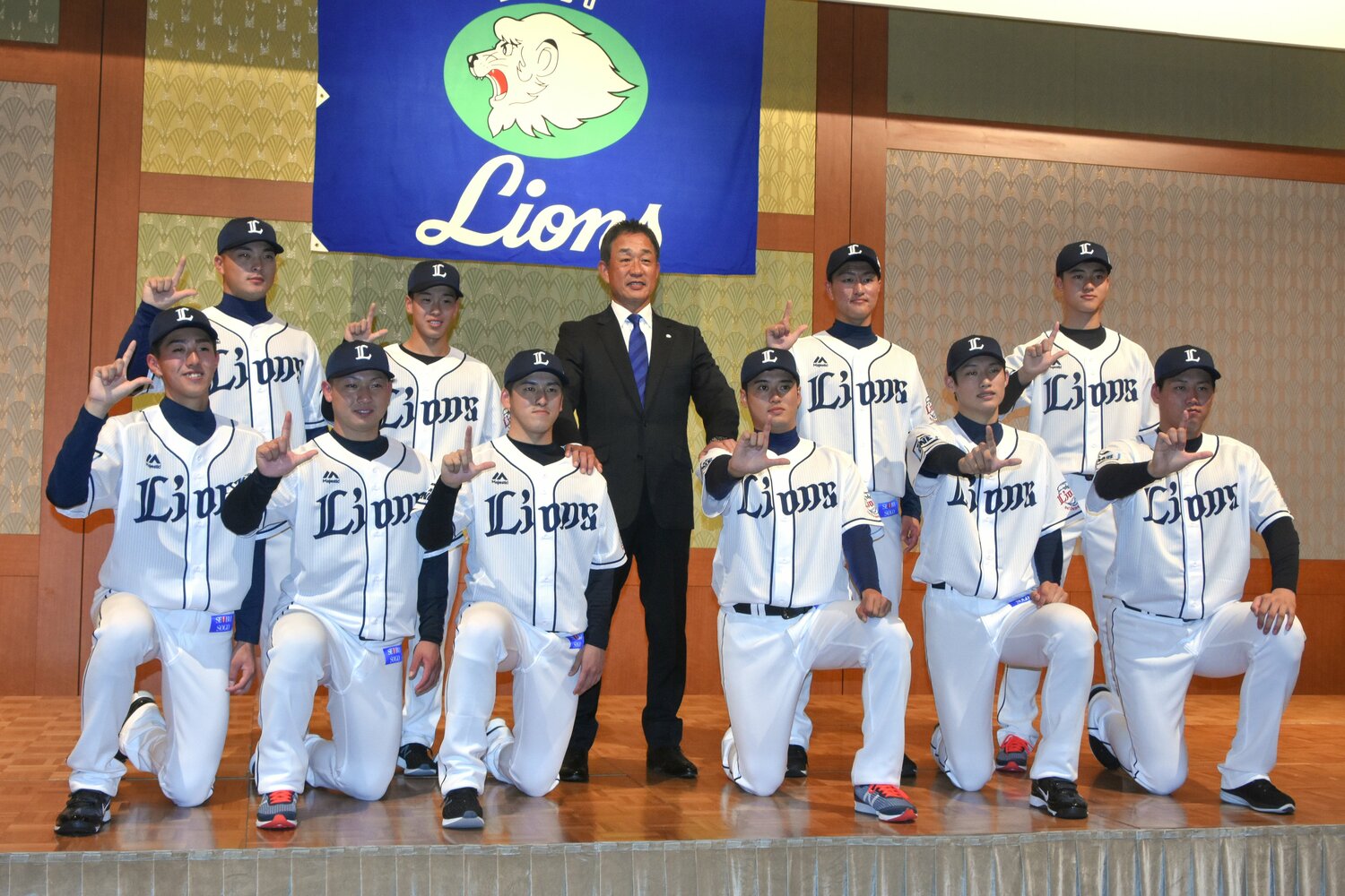 2021年入団発表会見。（前列左から）黒田将矢、古賀悠斗、隅田知一郎、佐藤隼輔、羽田慎之介、中山誠吾、（後列左から）川村啓真、滝澤夏央、辻発彦監督、古市尊、菅井信也　　©JIJI PRESS