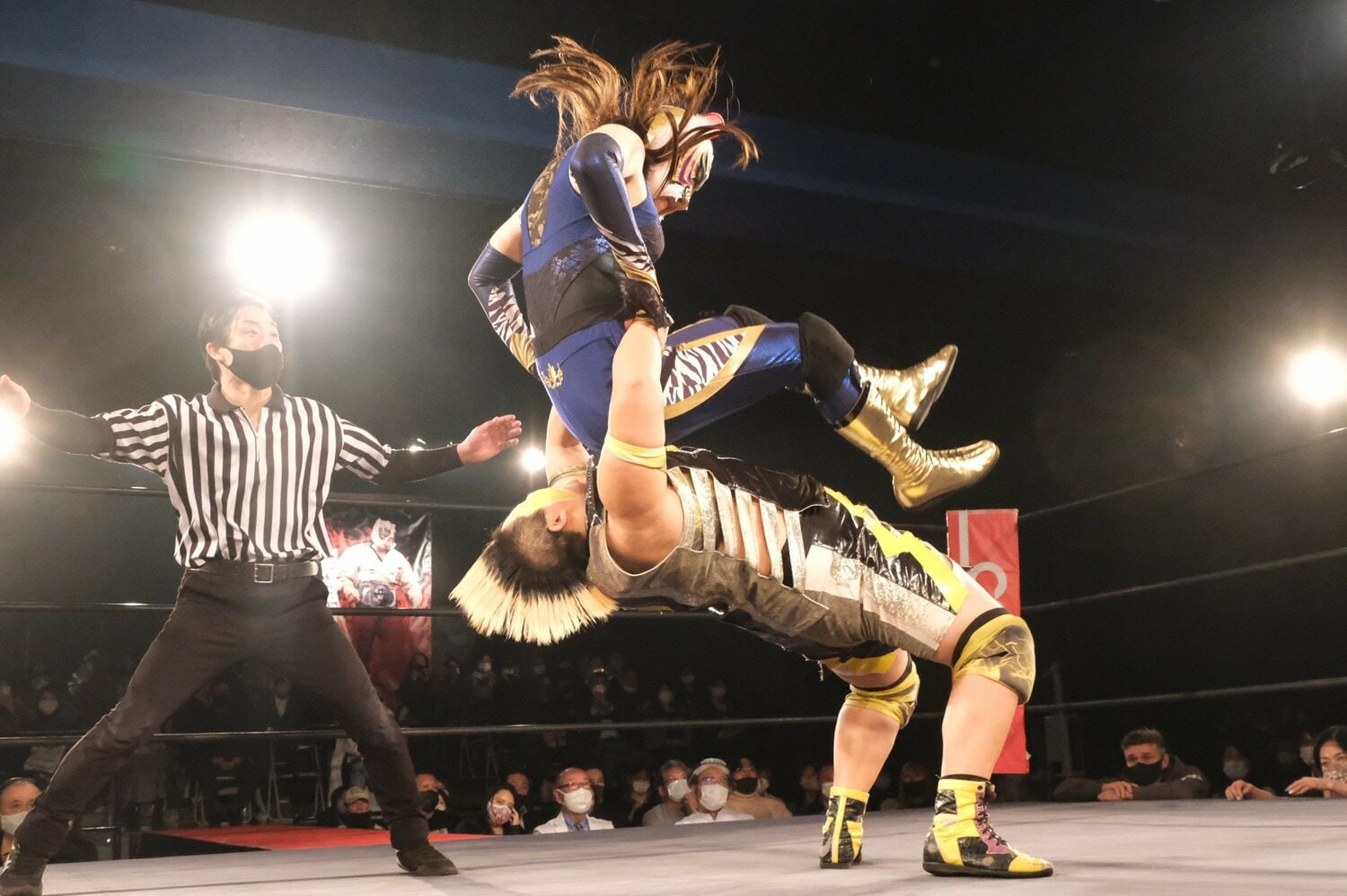 ライディーン鋼がいきなりのジャーマンスープレックスでペースをつかむ