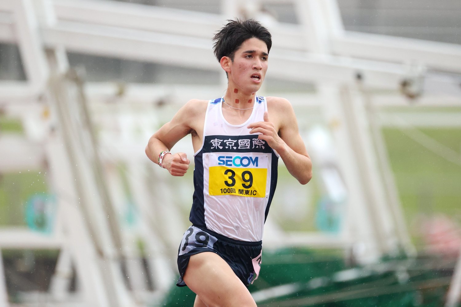 関東インカレ10000m決勝を走る丹所。大学の先輩でもある東京五輪10000m代表・伊藤達彦が在学中に持っていた記録はすでに更新している　©AFLO