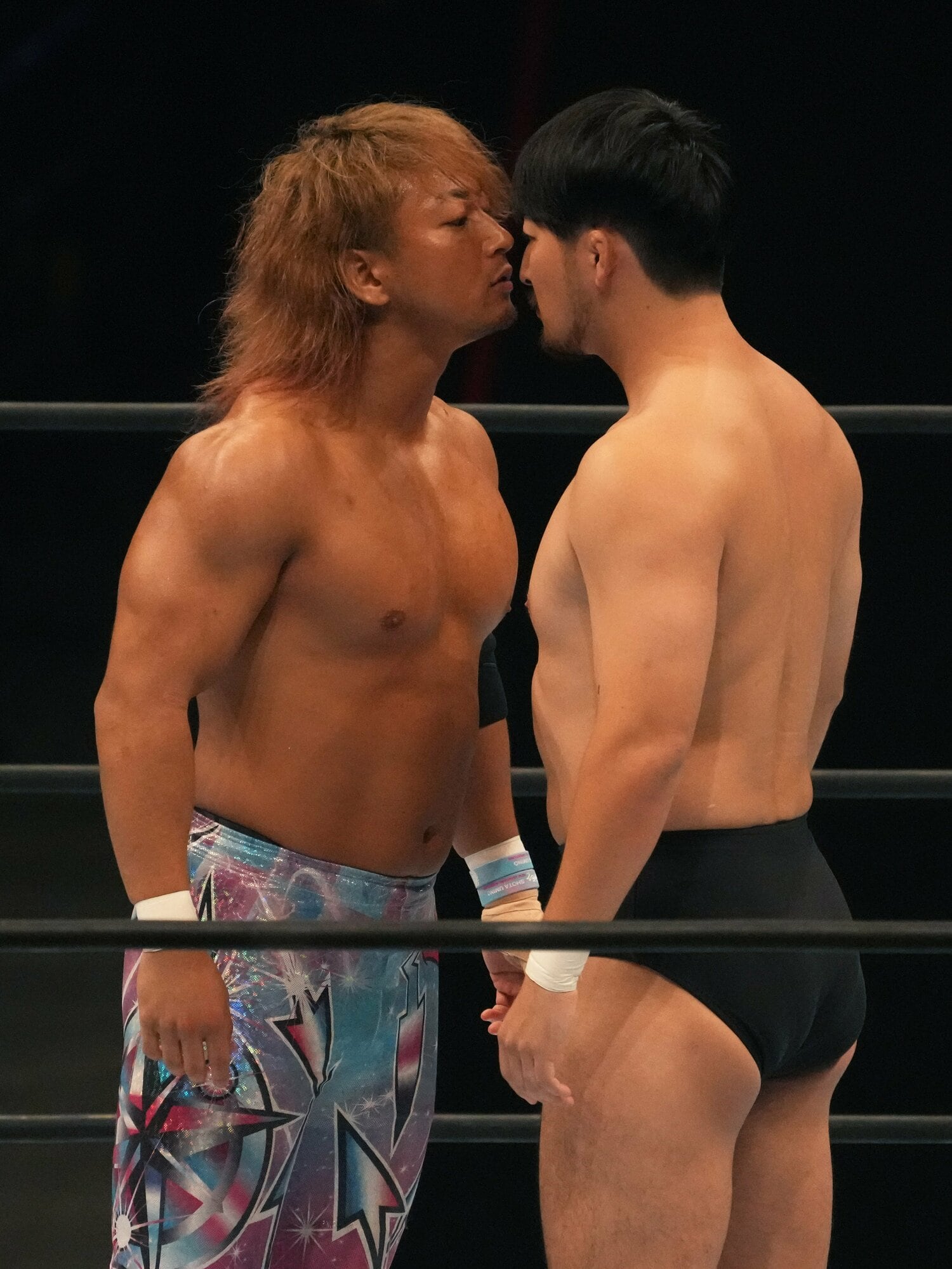 にらみ合いで火花を散らす海野翔太と成田蓮。7月15日、北海きたえーる