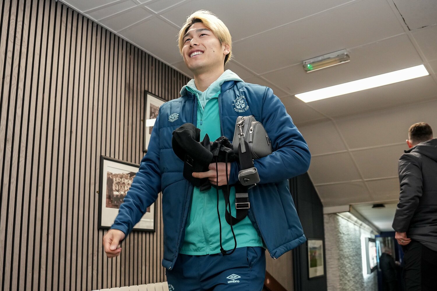 デビュー戦前、笑顔でスタジアム入りする橋岡　©AFLO