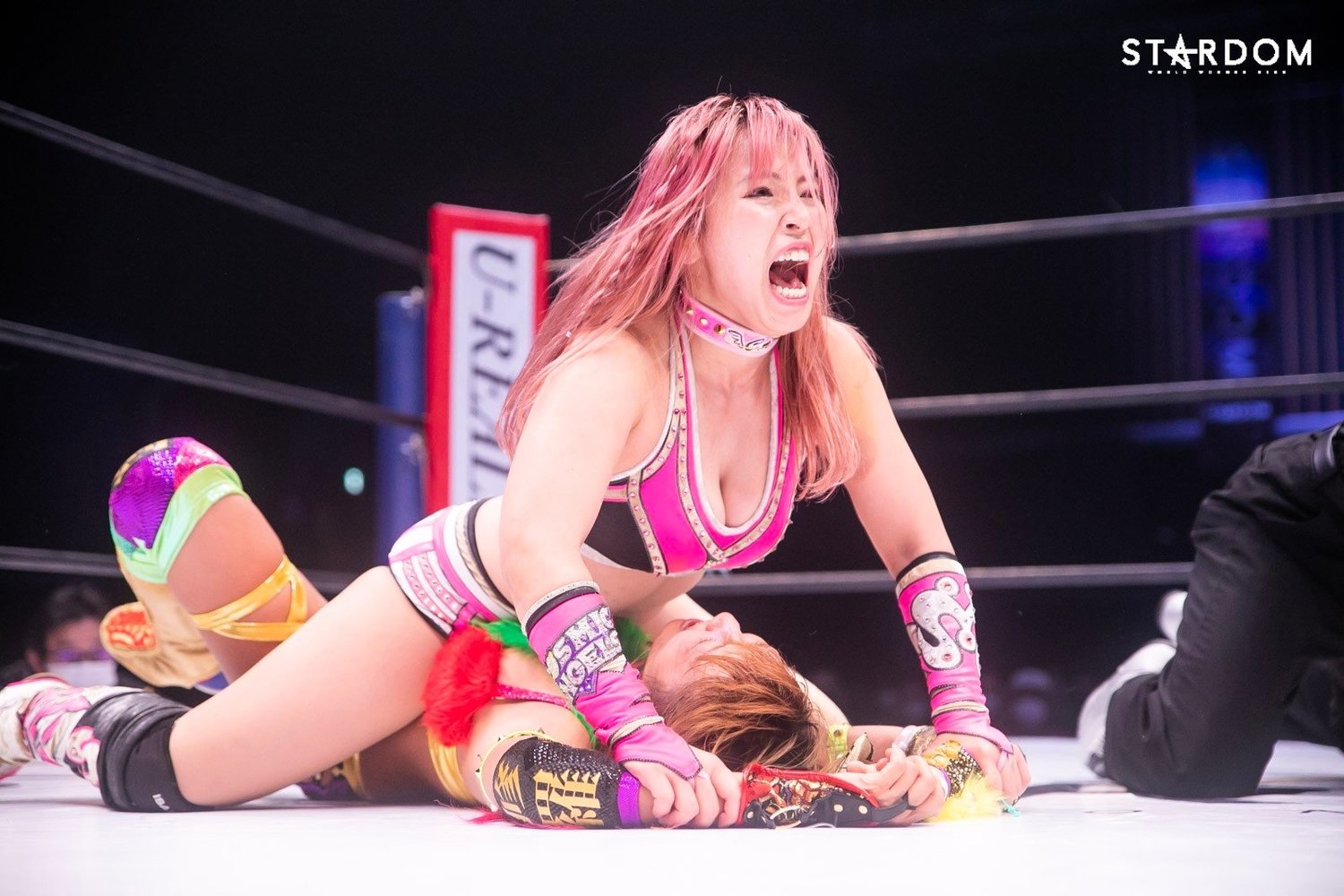 渾身の攻撃でウナギを仕留めにかかる白川©STARDOM