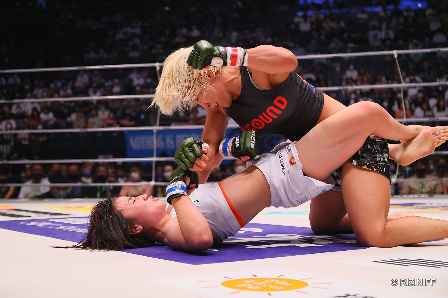 終盤はテイクダウンから上になり、拳を落とした山本　©RIZIN FF