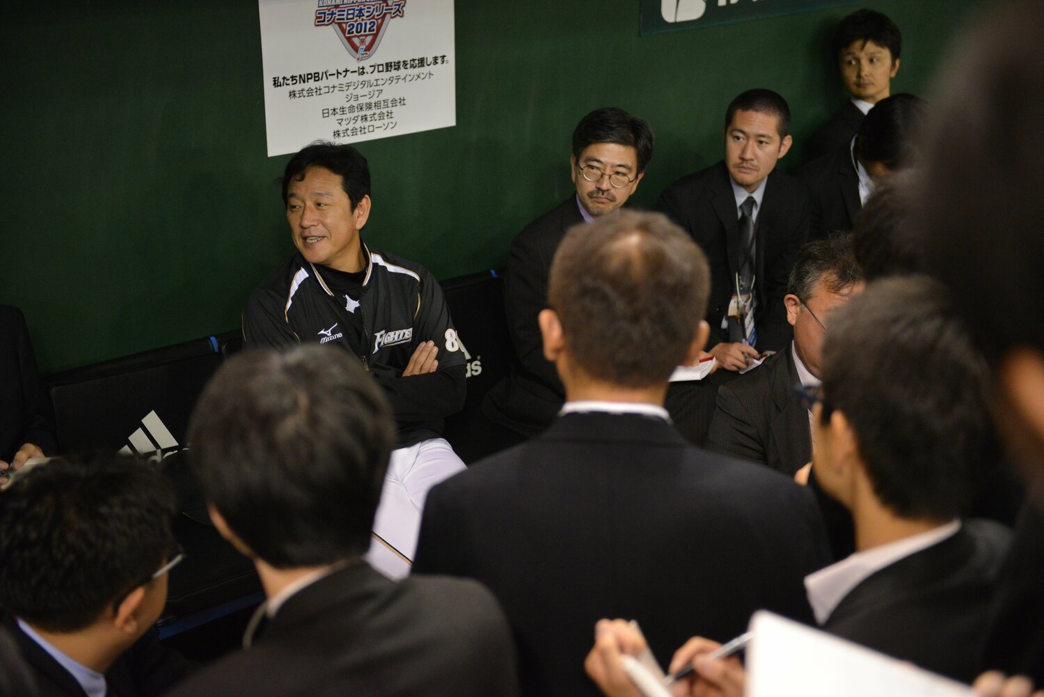 日本ハム監督時代、試合前には“栗山節”を聞こうと、番記者が二重三重の輪を作り取材した ©︎Hideki Sugiyama