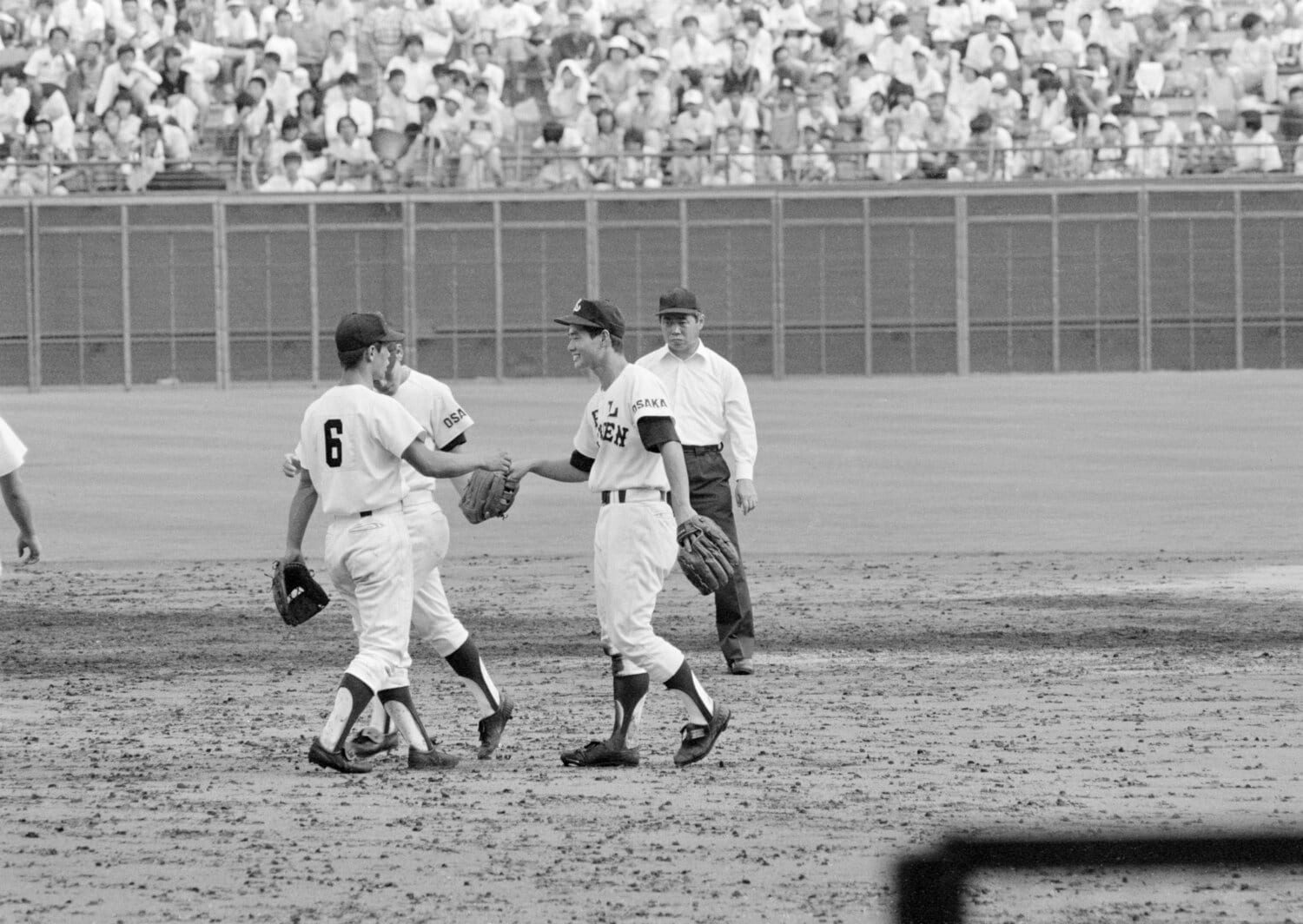 10回、交代して守備に向かう桑田　©JIJI PRESS