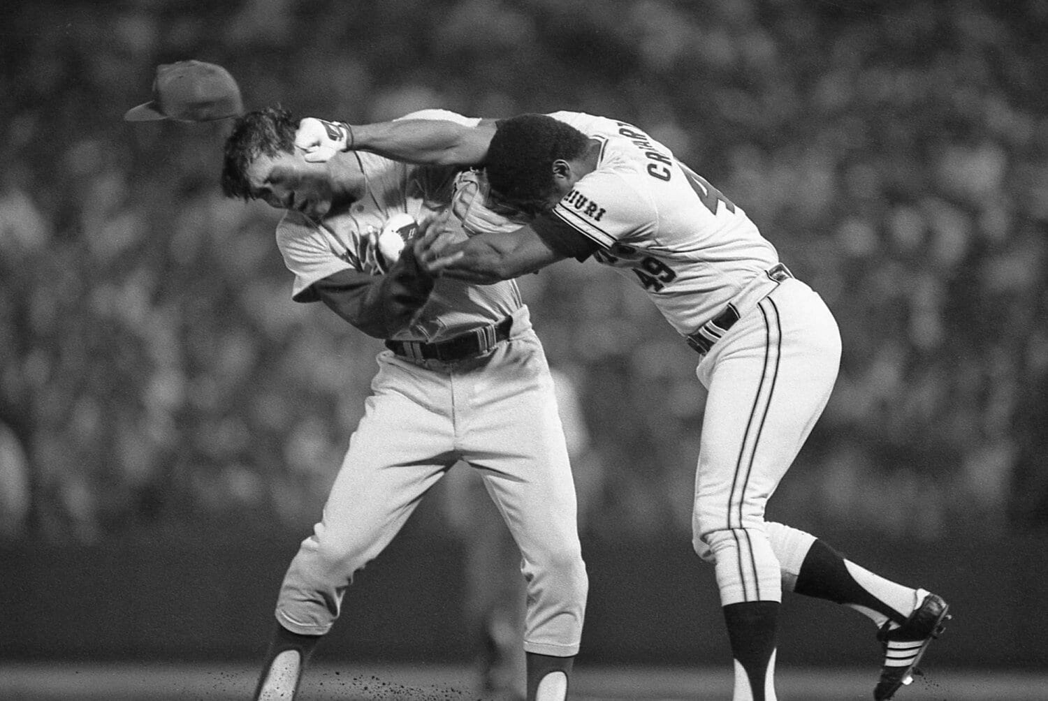 1987年の巨人vs中日、伝説の乱闘劇のきっかけとなったクロマティの右フックが宮下のアゴに直撃 ©︎SANKEI SHIMBUN