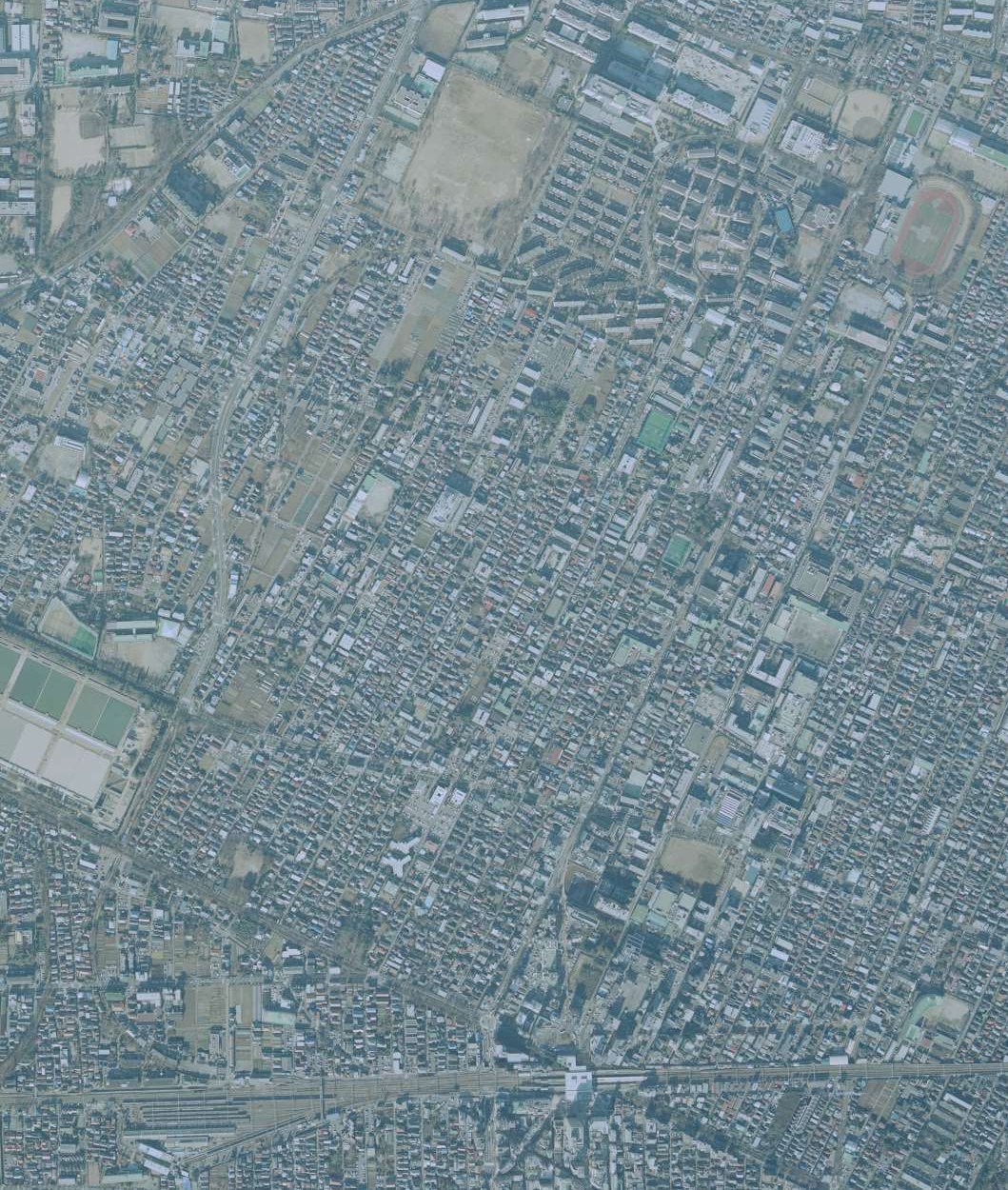 2001年の三鷹駅周辺の航空写真。球場跡地はマンションが立ち並ぶ　出典：国土地理院の空中写真