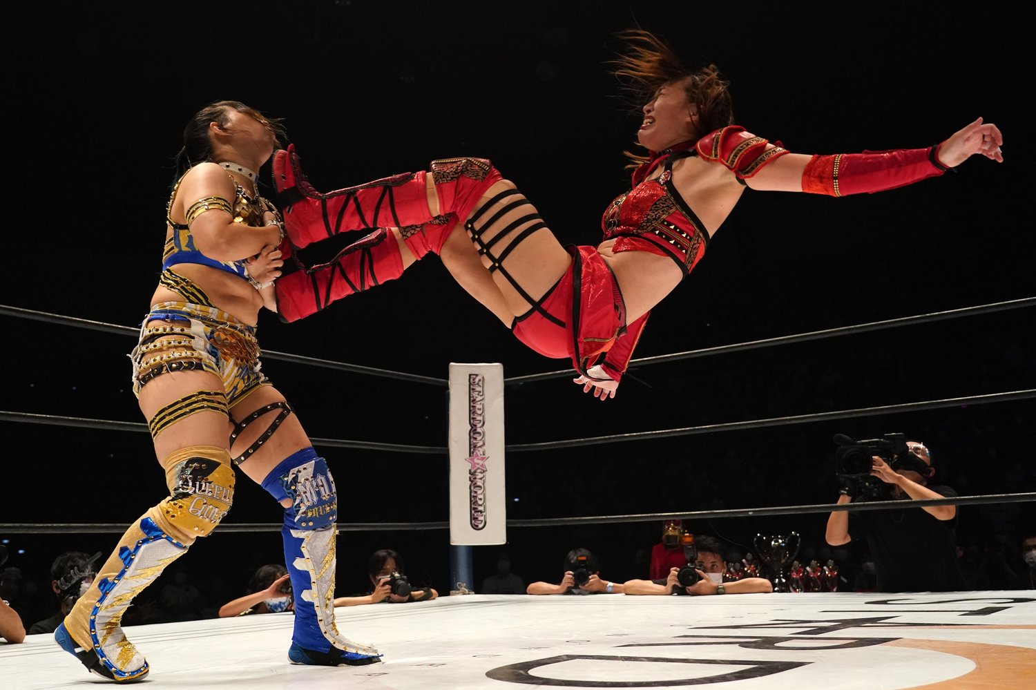 優勝決定戦は両者の気迫のぶつかり合いとなった