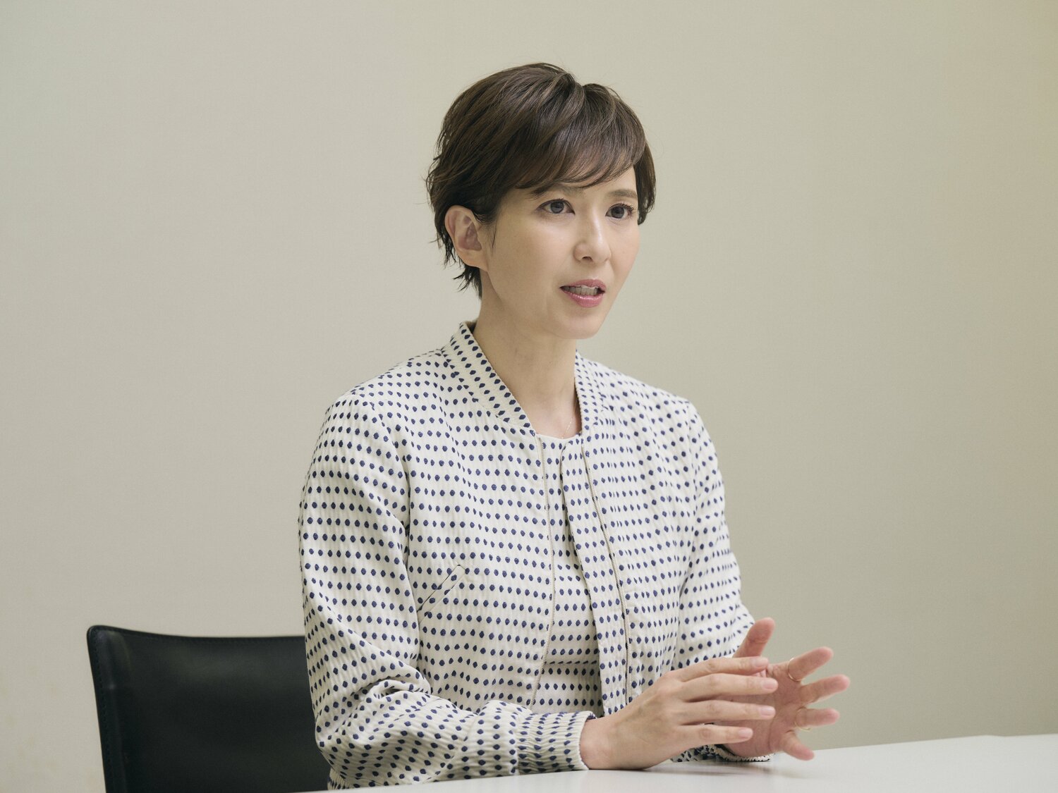 フリーキャスター徳永有美さん。1998年にテレビ朝日入社、3年目で栗山英樹さんと「速報！スポーツCUBE」を担当。その後、フリー転身。現在は『報道ステーション』などに出演　©Yuki Suenaga