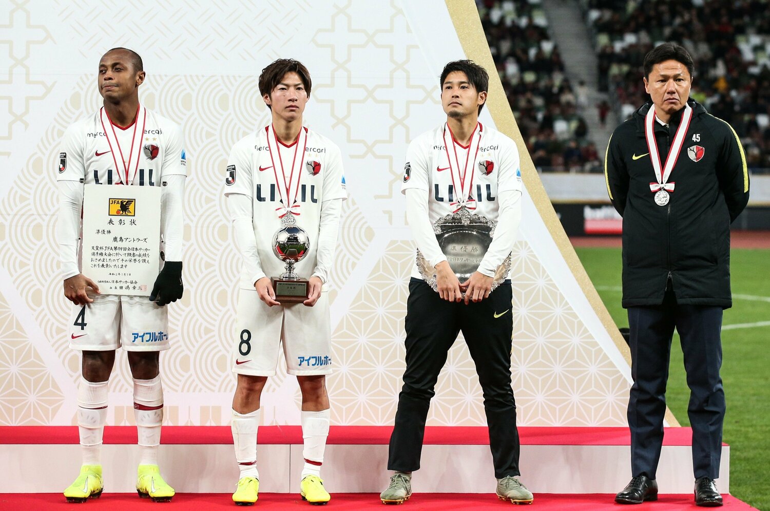 2020年、鹿島で内田（右から2人目）らと共闘したころのレオ・シルバ　©Getty Images