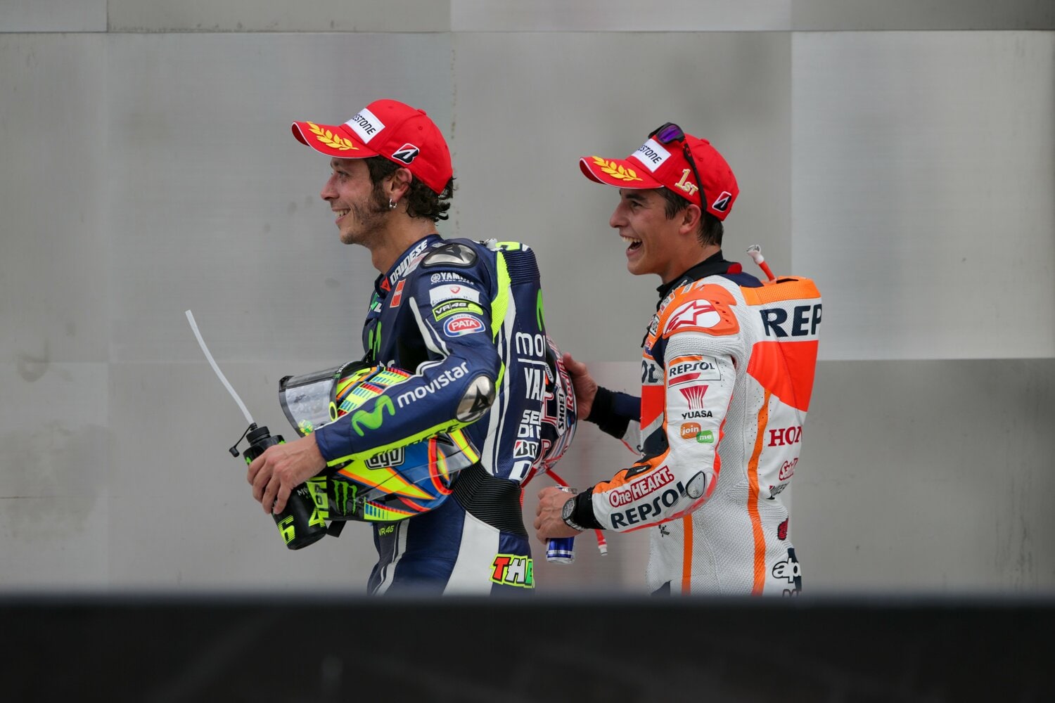 楽しげに会話するマルケスとロッシ。この頃はまだ二人の関係性は良好だった ©Satoshi Endo