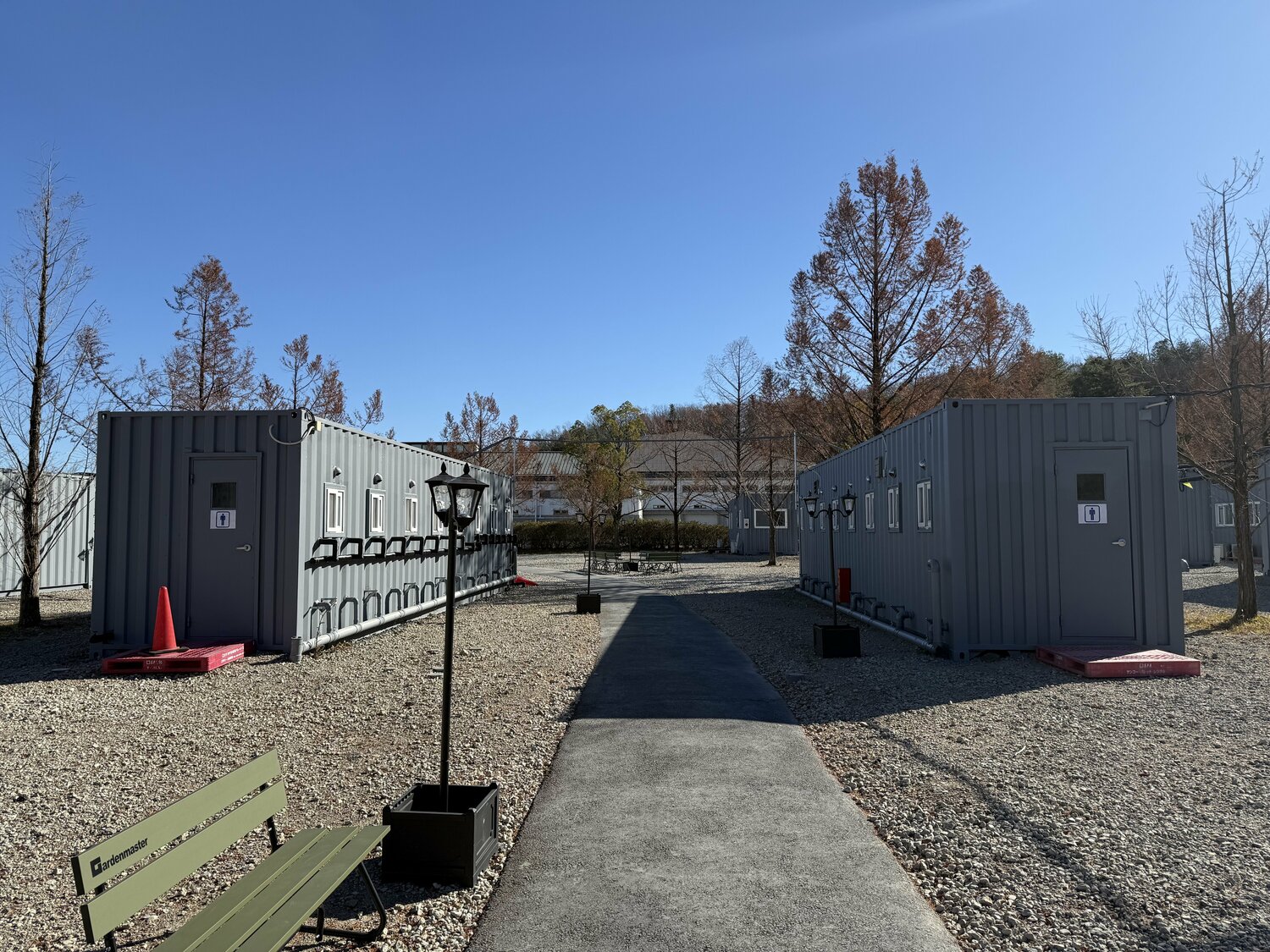 東京都青梅市の明星大学青梅キャンパス跡地に建てられた仮設住宅(写真は男子生徒の住宅) ©Yuji Yanagawa