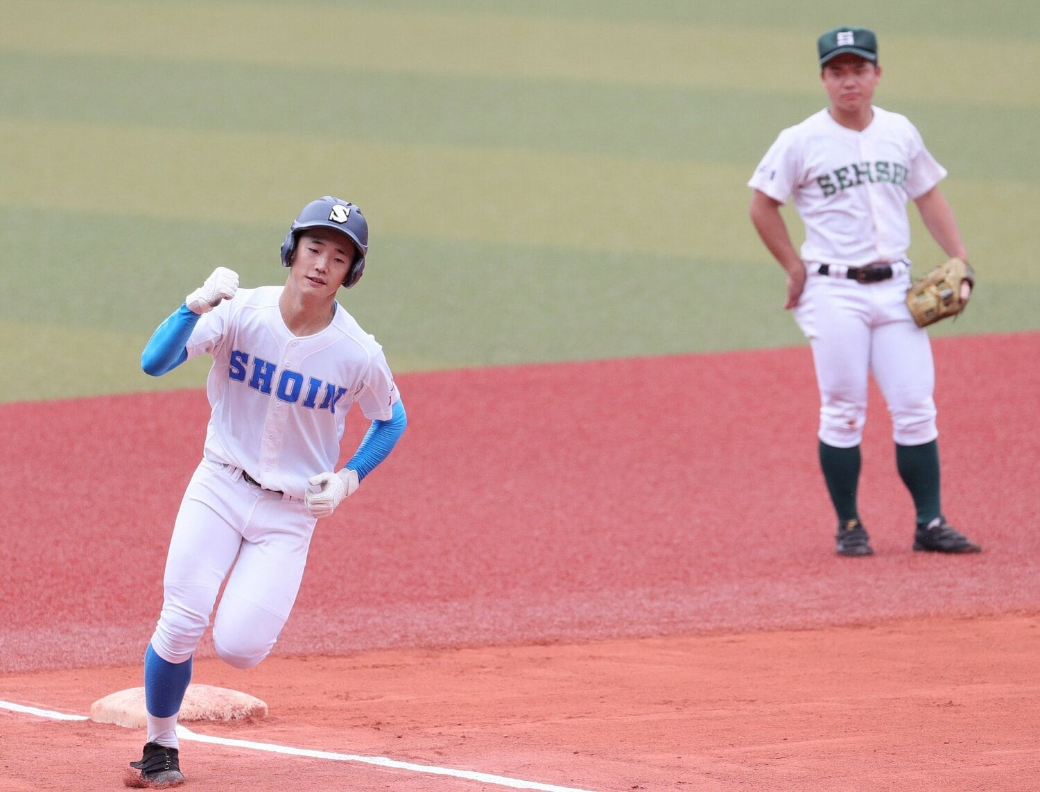 2019年夏の千葉県大会。専大松戸・横山陸人から先制の本塁打を放った八千代松陰・長岡秀樹。ガッツポーズで三塁を回る（ZOZOマリンスタジアム）　©Sankei Shimbun