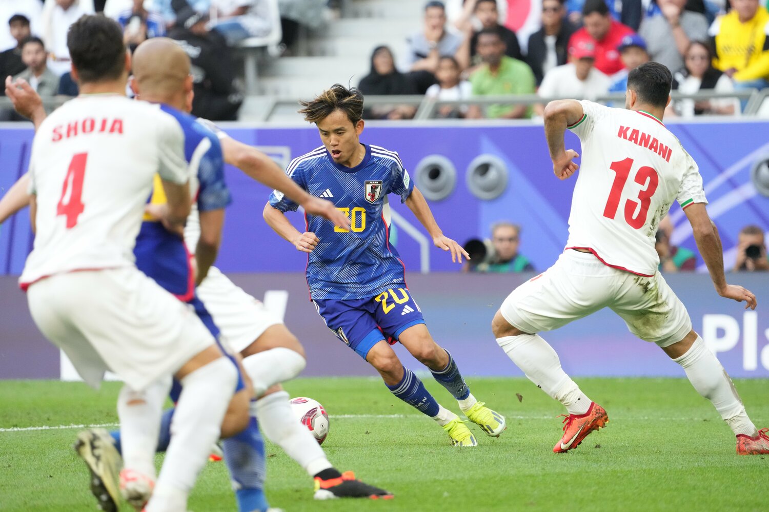 ドリブルで相手陣内に攻め込む久保建英　©Masashi Hara