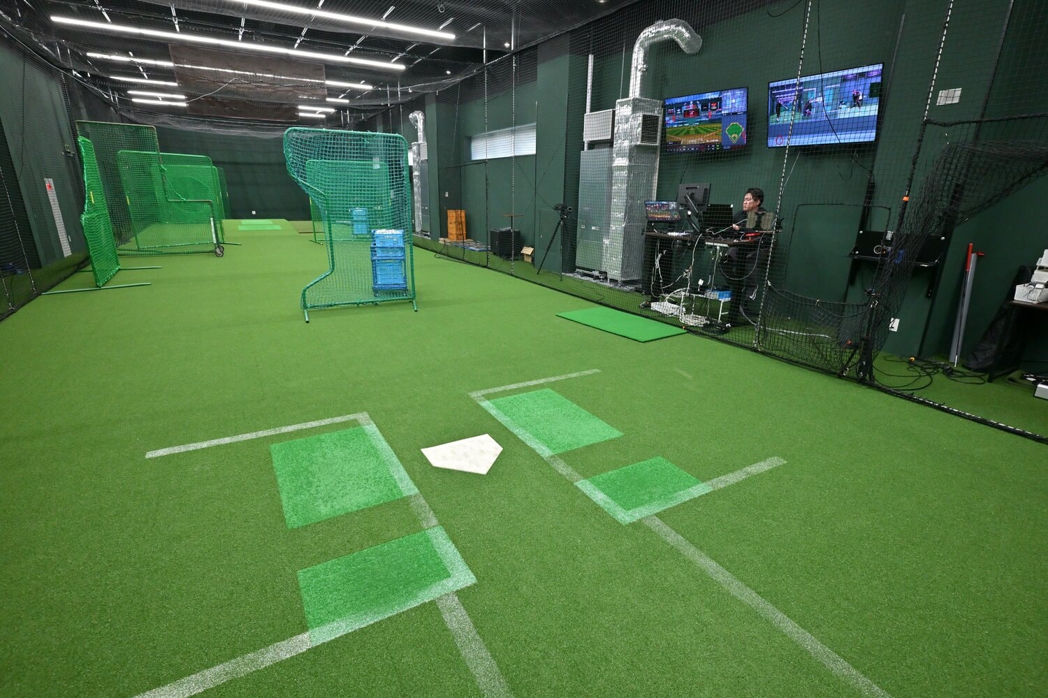 動作解析室では「トラックマン」など最先端の計測機器でピッチングやバッティングの動作を計測。数値をアナリストが分析して選手にフィードバックする　©Hideki Sugiyama