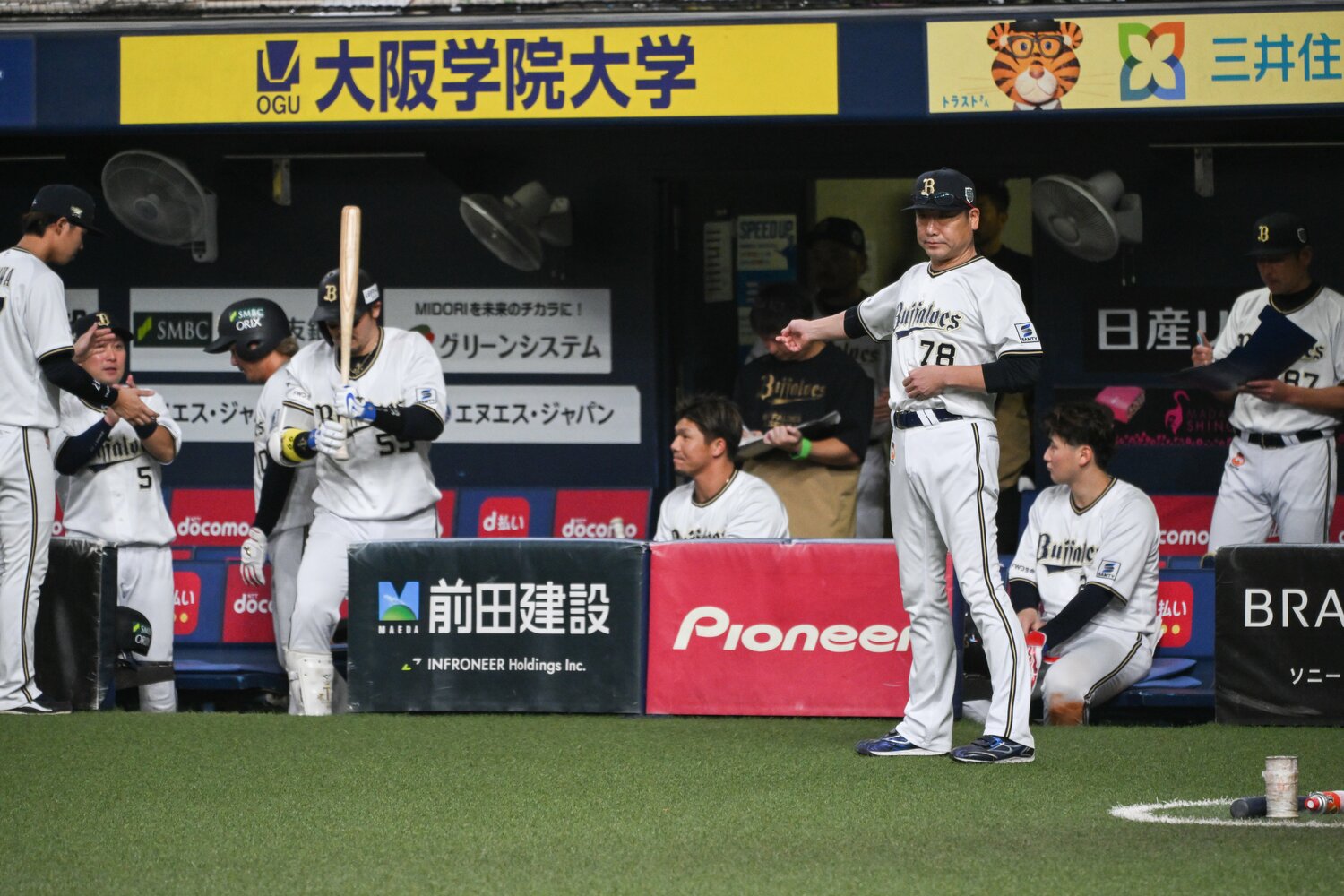 日本シリーズ第2戦で「代打・T-岡田」を告げる中嶋監督　©︎Nanae Suzuki