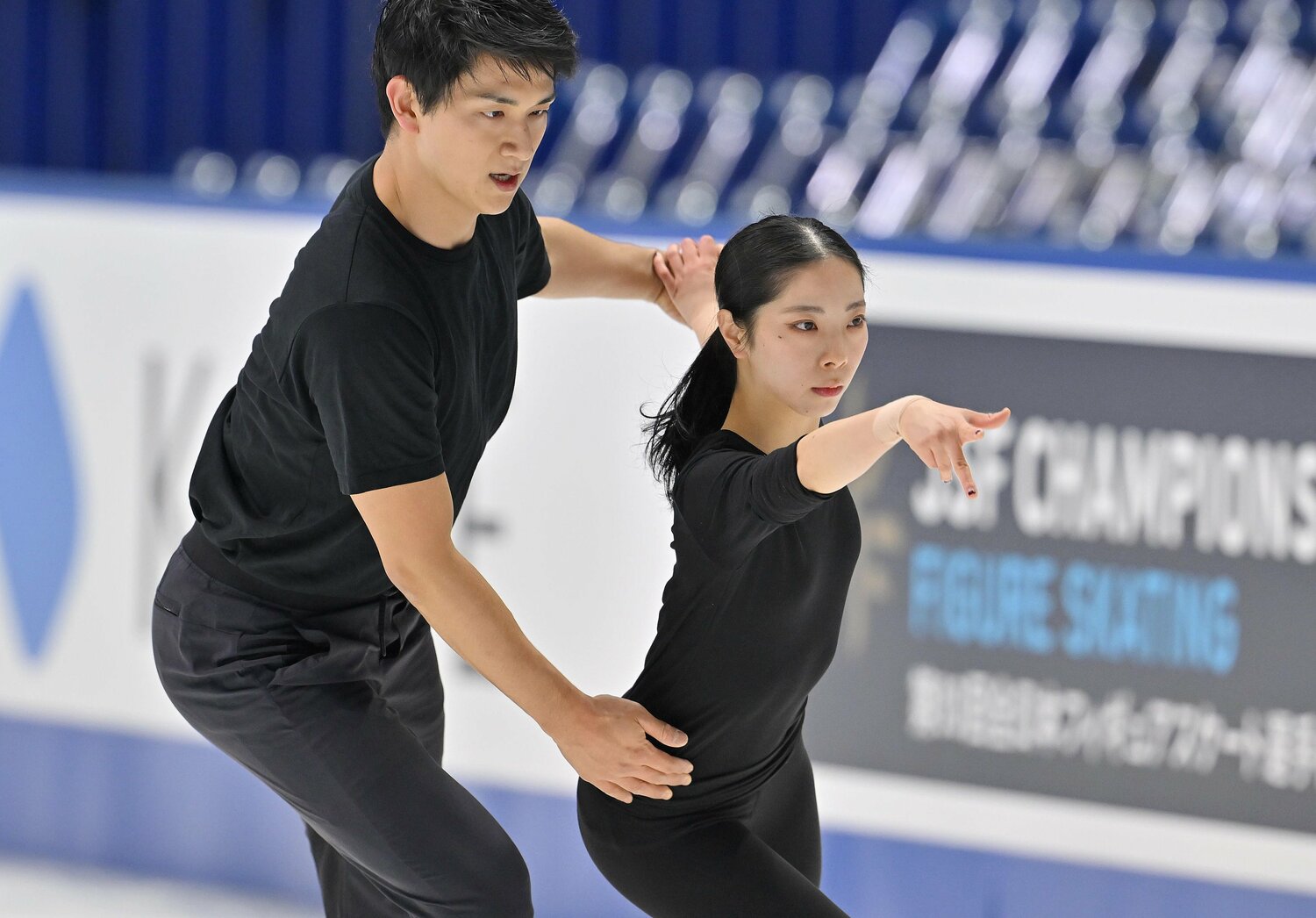 2024年12月、日本選手権直前のりくりゅう ©JIJI PRESS