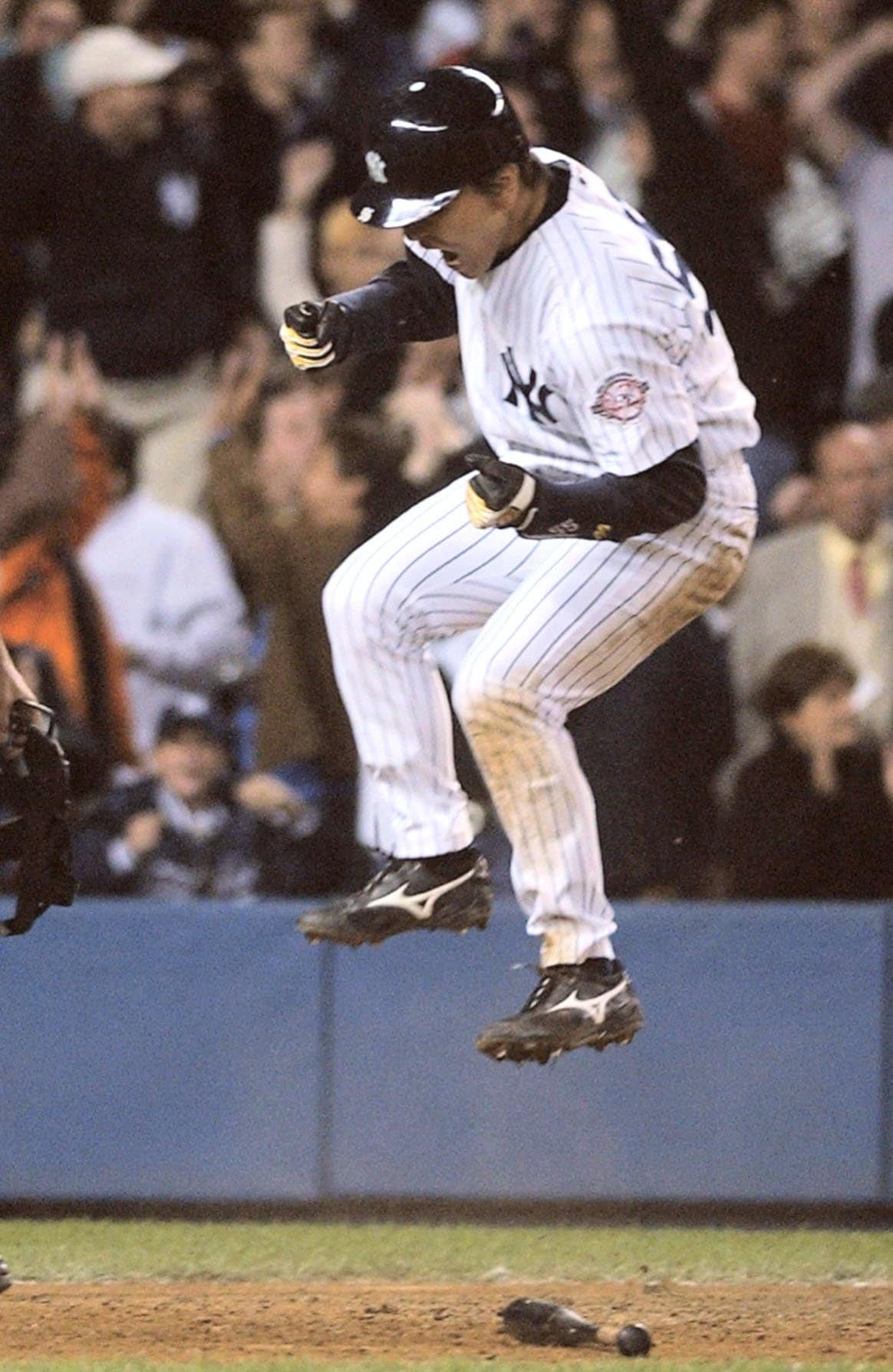 2003年10月、レッドソックスとのア・リーグ優勝決定シリーズ第7戦で8回にホームインし、ジャンプして喜ぶヤンキース・松井　(C)KYODO