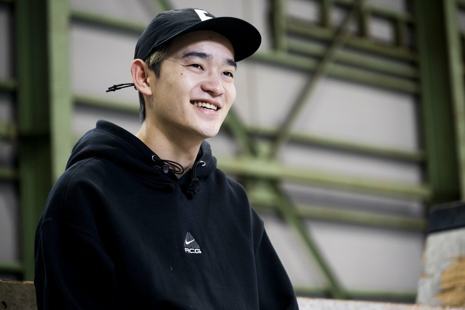 インタビュー中、笑みを浮かべる白井　©Asami Enomoto