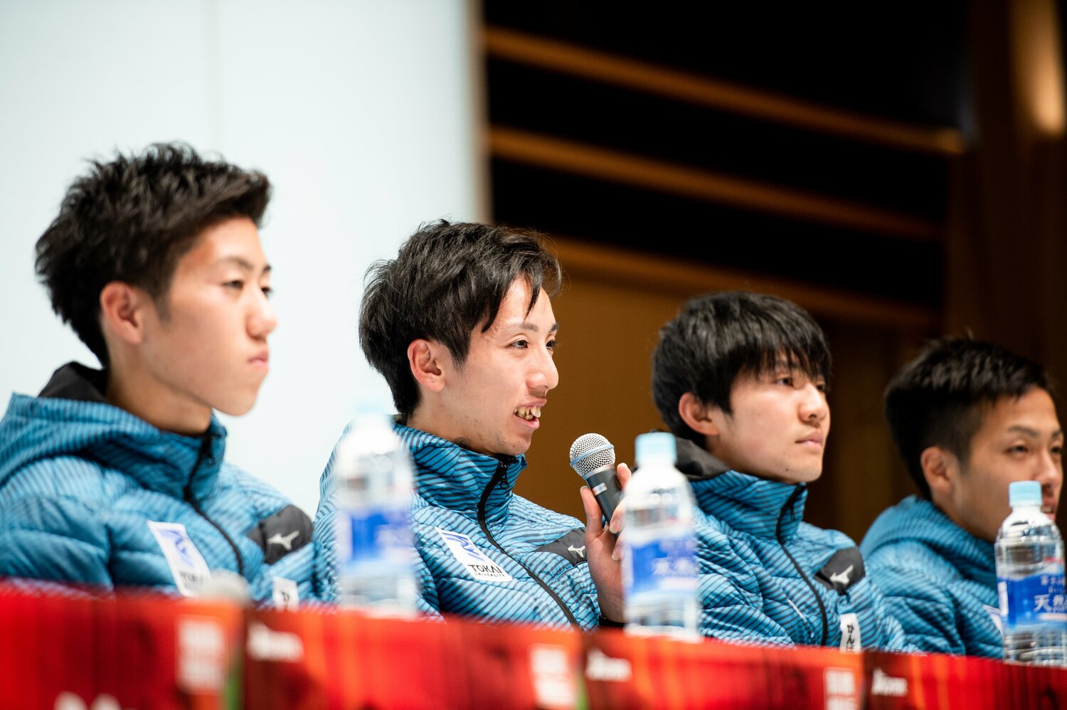 マイクを持って勝利の喜びを語る小松　©Yuki Suenaga