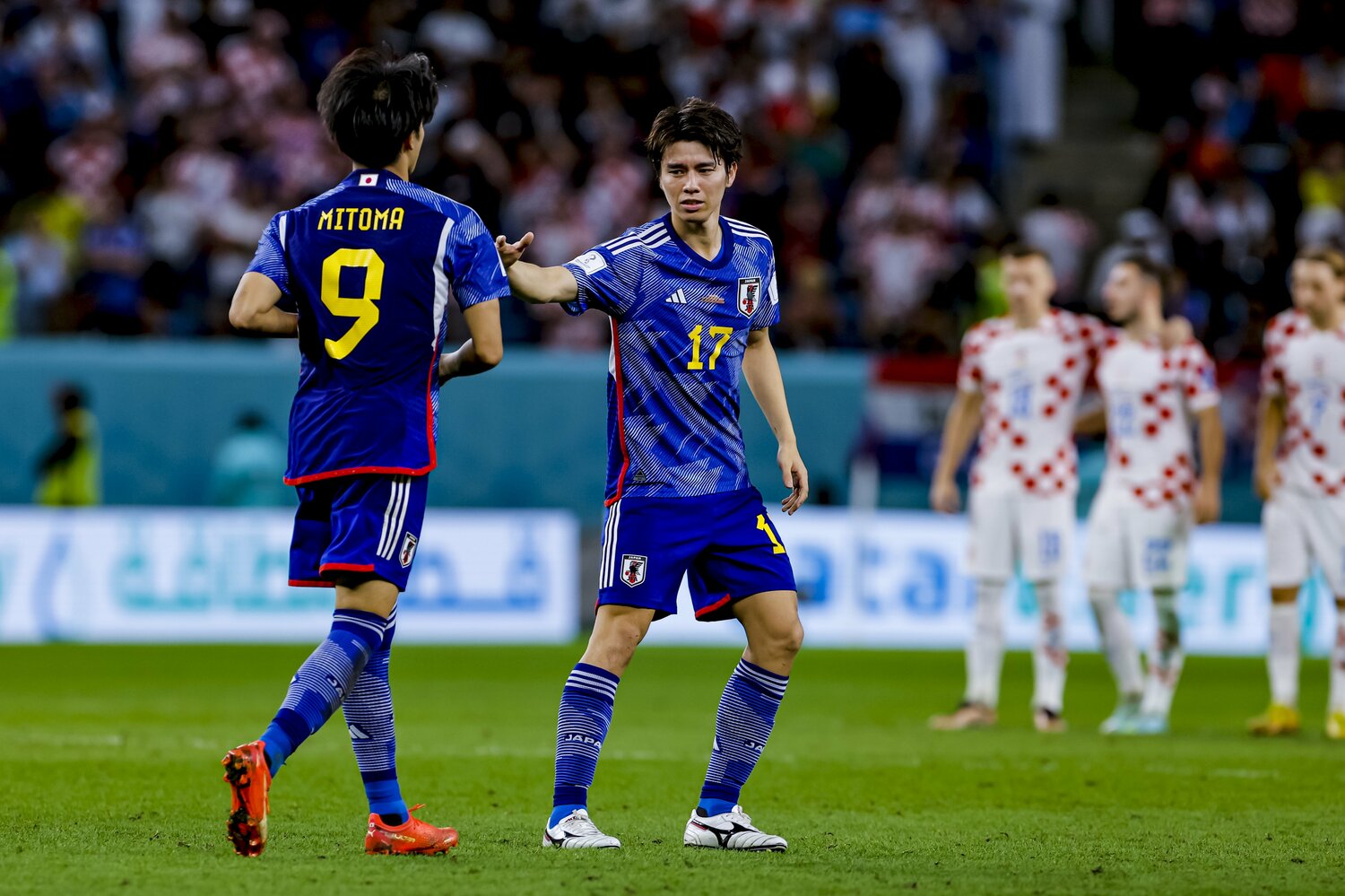 PK失敗直後の三笘に駆け寄った田中碧　©Kiichi Matsumoto／JMPA