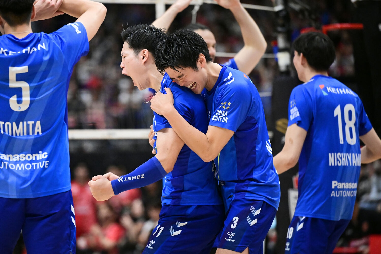 西田有志に抱きつく中村駿介　©︎AFLO SPORT