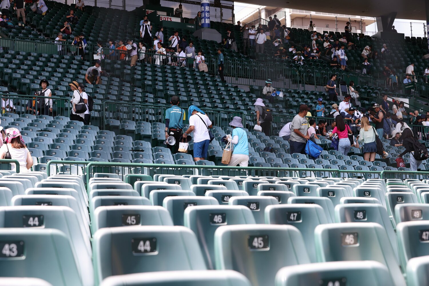 「2部制」導入で第1試合終了後に引き揚げる観客。初日の第2試合は午後4時に開始された　©JIJI PRESS
