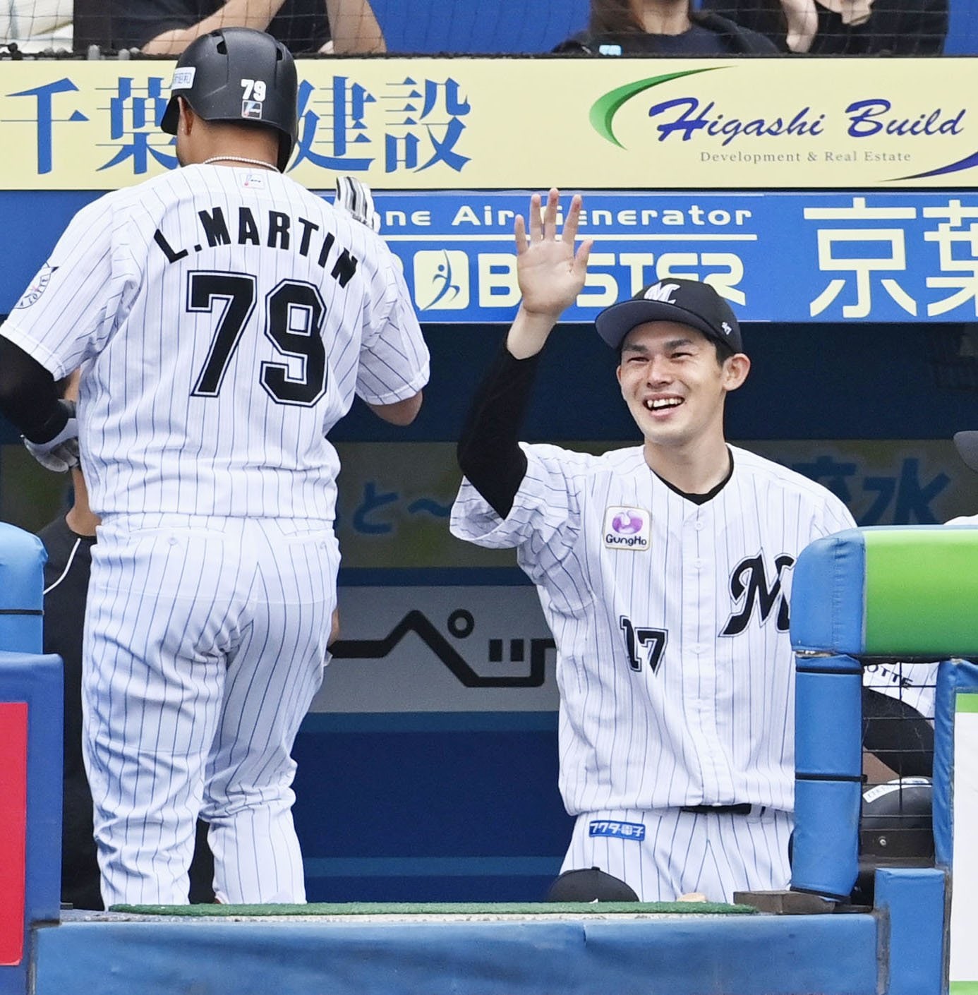 ホームランを放ったマーティンを笑顔で迎える佐々木　©KYODO